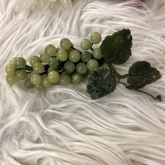 Vintage Set Of 3 Small Stone Carnelian  Marble Jade Grape Clusters Vine MCM - Picture 3 of 9